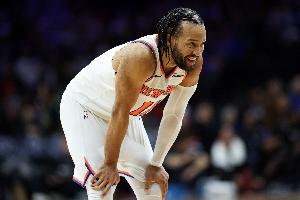 布伦森：我感觉自己防守好了不少 靠制造进攻犯规也能算个护筐者